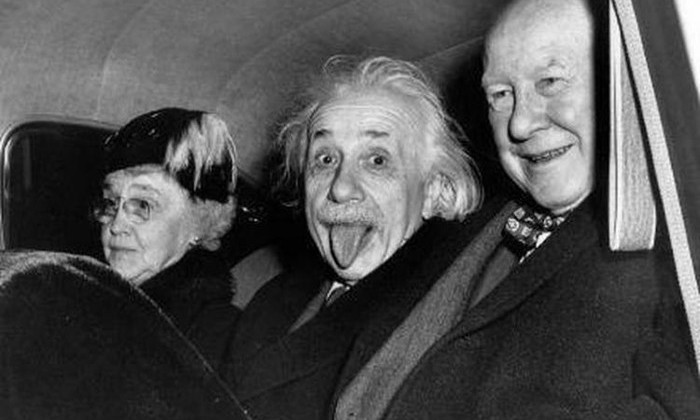 Культовый снимок Эйнштейна с высунутым языком куплен за 125 000 долларов