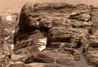 На каменном холме Марса исследователи нашли необычный фрагмент скульптуры