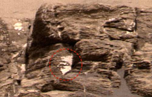 На каменном холме Марса исследователи нашли необычный фрагмент скульптуры
