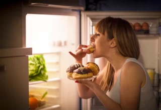 Як позбутися психологічного переїдання: ефективні методи та підходи